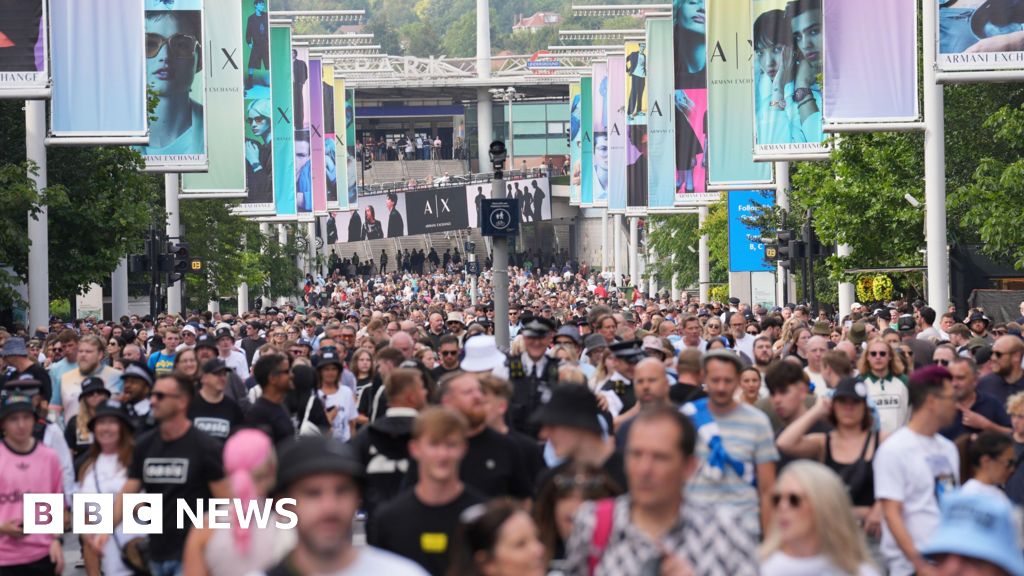 Wembley Stadium investigating after 'hundreds' sneak into Oasis concert