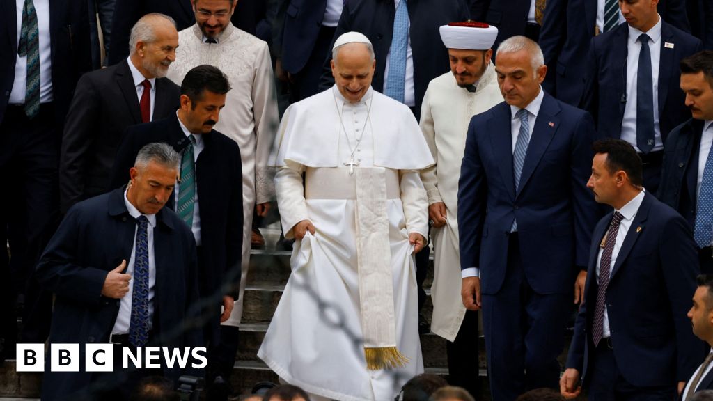 Pope Leo visits Istanbul's Blue Mosque