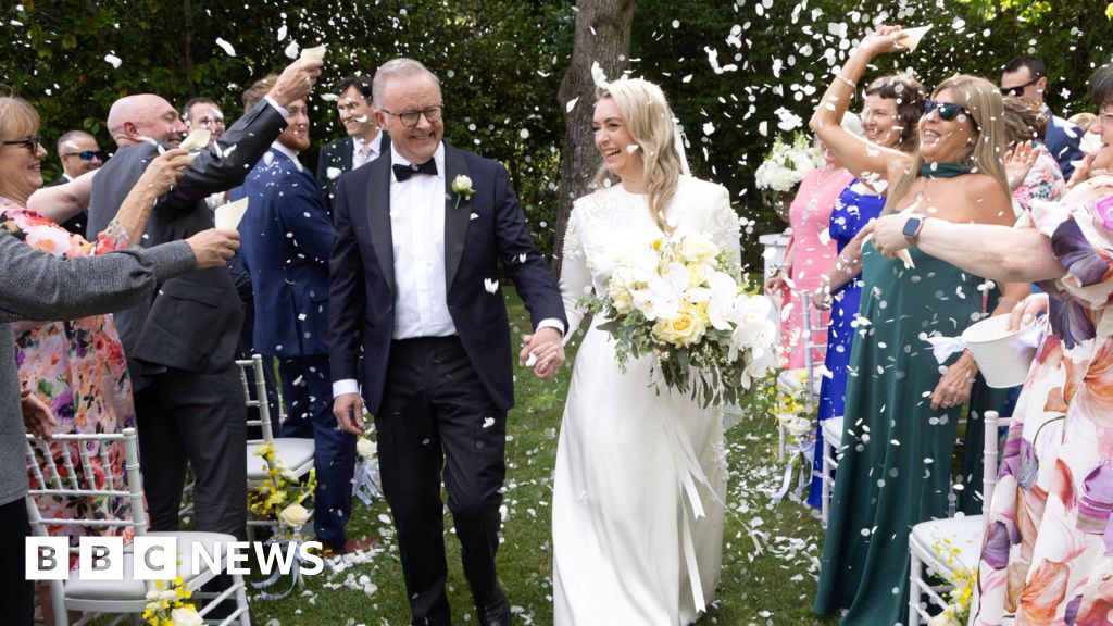 Australian prime minister becomes first to wed in office