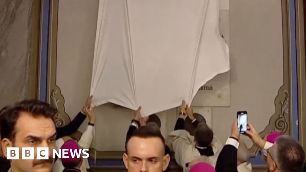 Watch: Pope struggles to remove cloth covering plaque